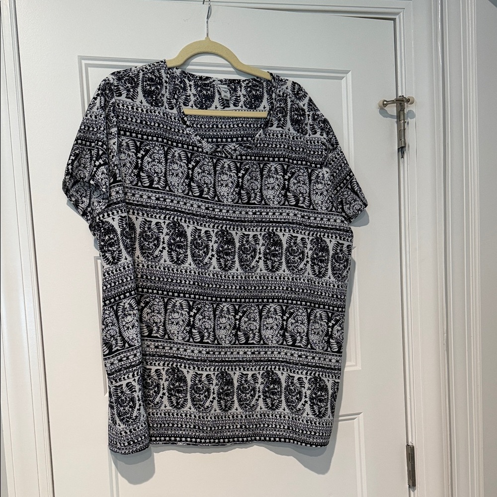 Old Navy Black and White Short Sleeve Top